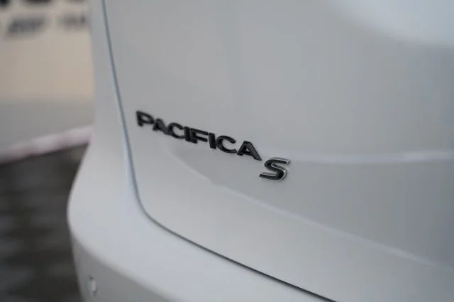 New 2026 Bright White Clear-Coat Exterior Paint Chrysler Limited image 40