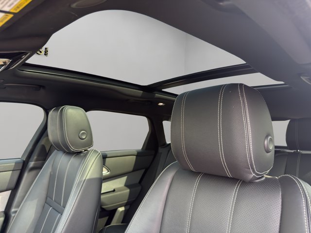 Used 2022 White Land Rover R-Dynamic S image 26