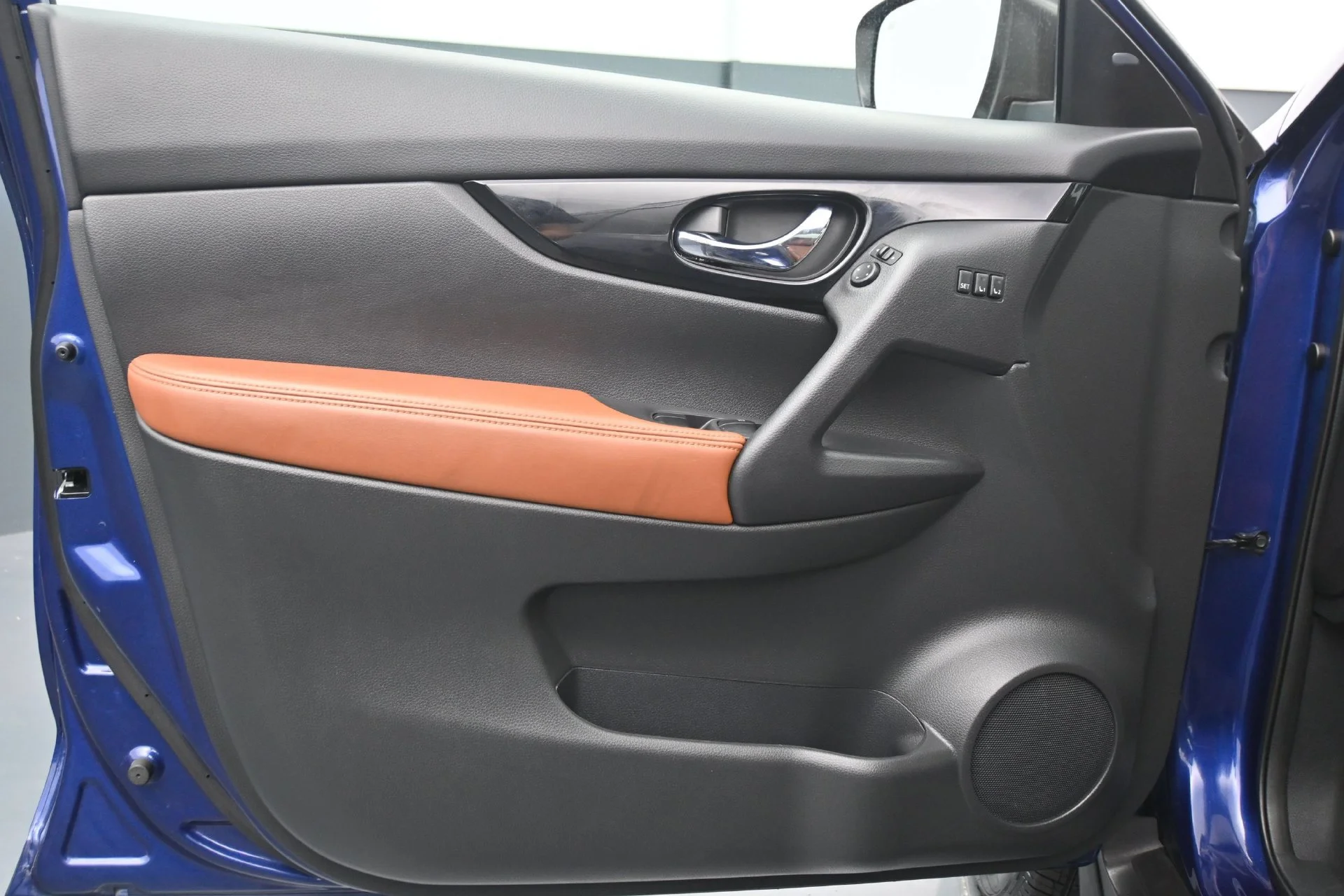 Used 2017 Caspian Blue Nissan SL image 21