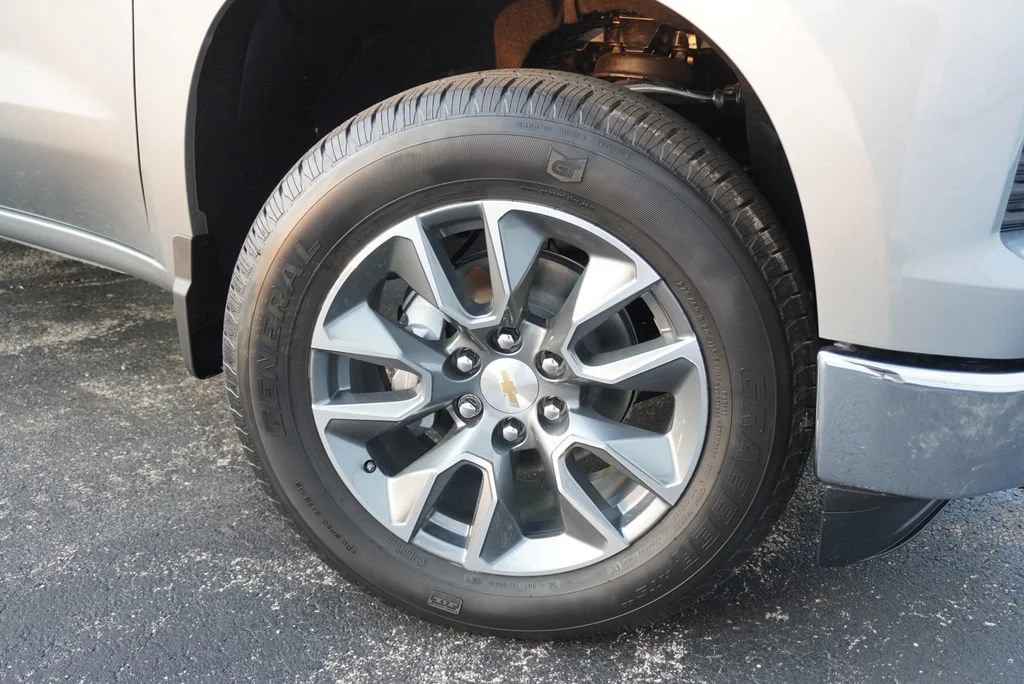New 2026 Sterling Gray Metallic Chevrolet LT (2FL) image 28