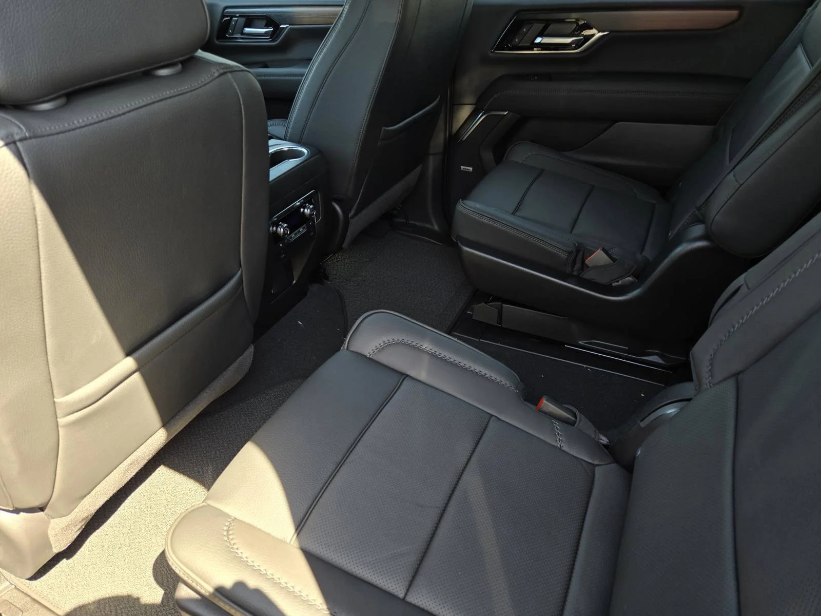 2026 GMC Yukon XL Denali - Photo 7