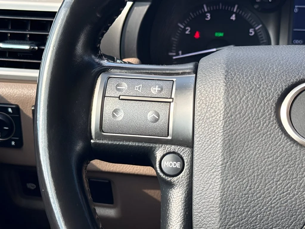 Used 2019 White Lexus 460 image 15