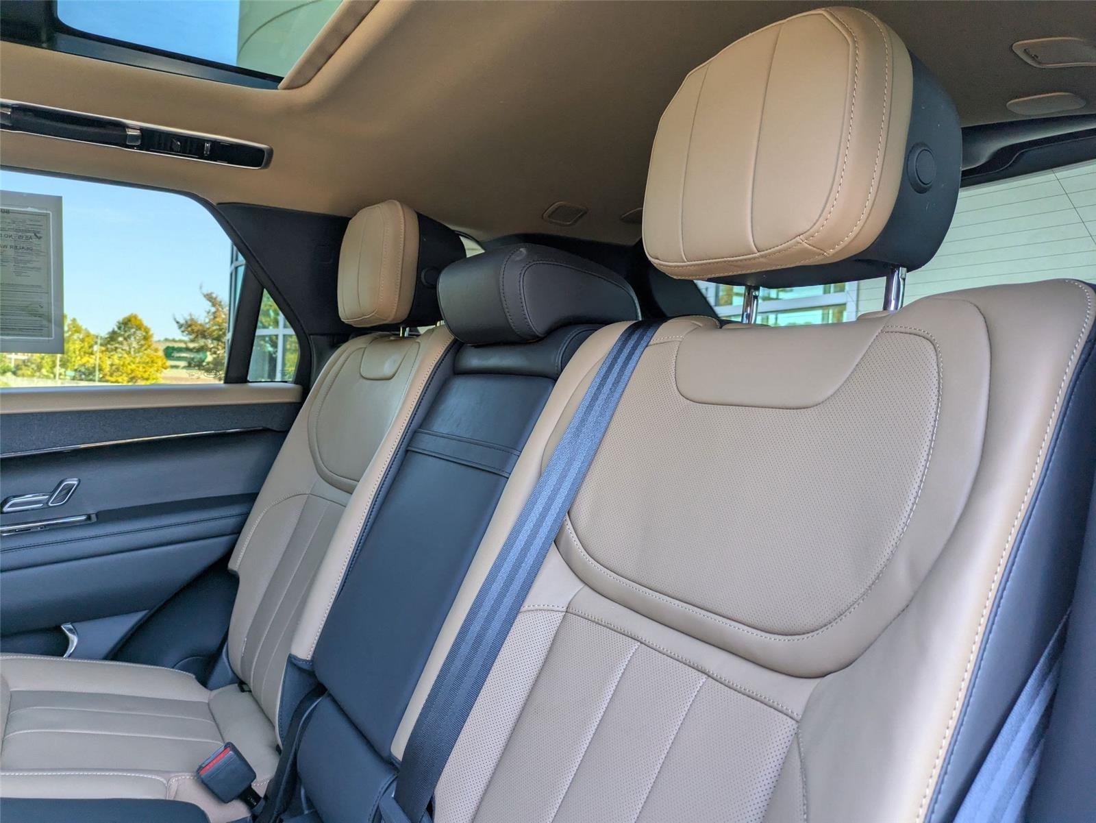 Used 2023 Fuji White Land Rover SE Dynamic image 29