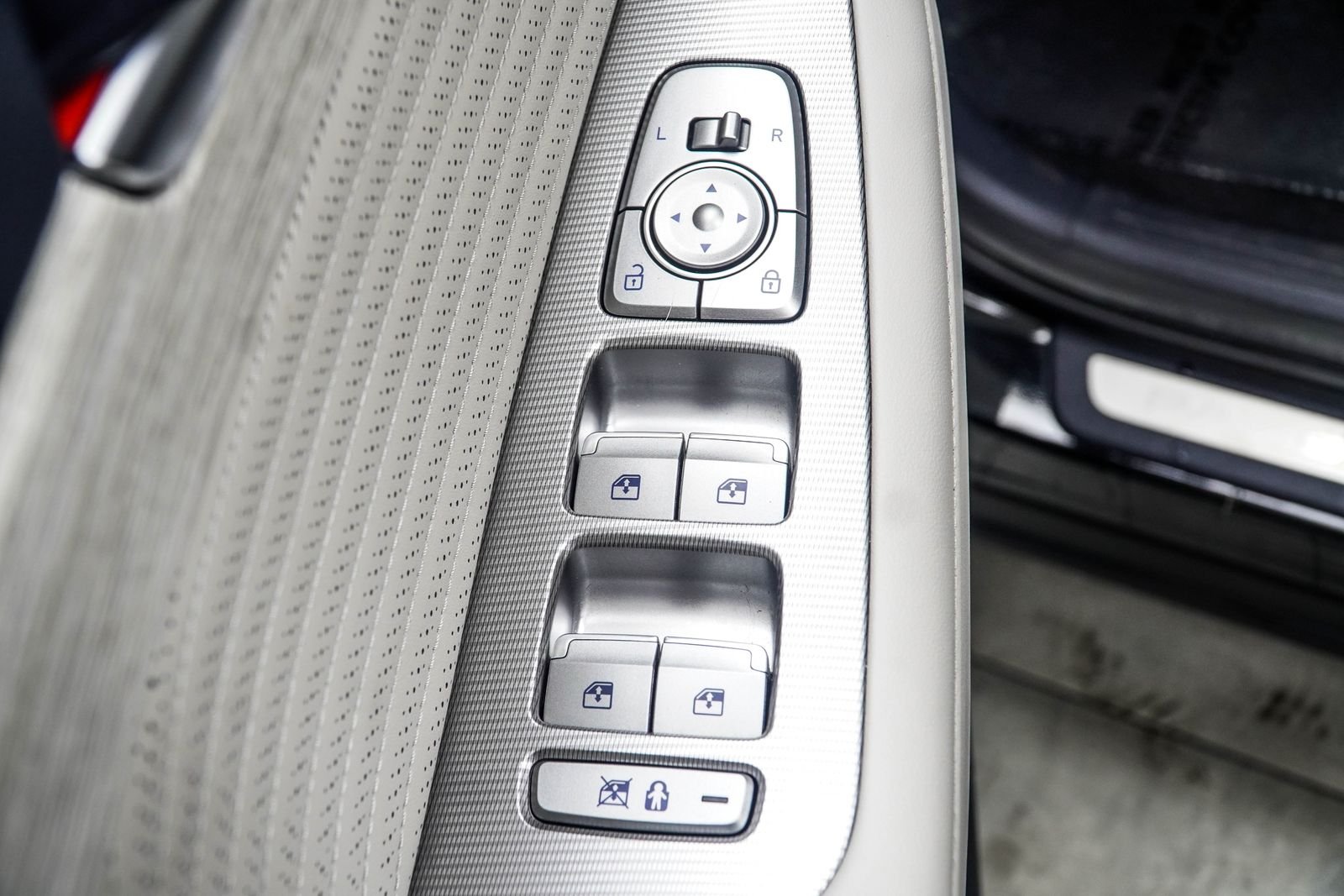 Used 2025 Black Hyundai Calligraphy image 44