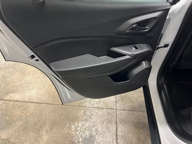 Used 2025 Summit White Chevrolet 2RS image 24