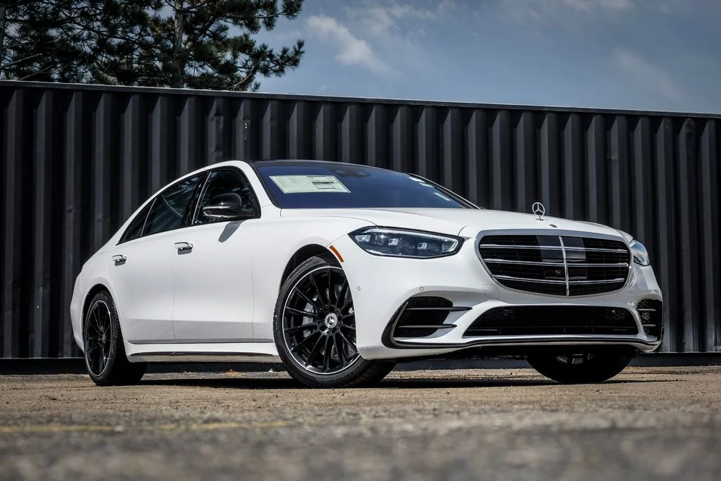 New 2026 MANUFAKTUR Moonlight White Metallic Mercedes-Benz S 580 image 1