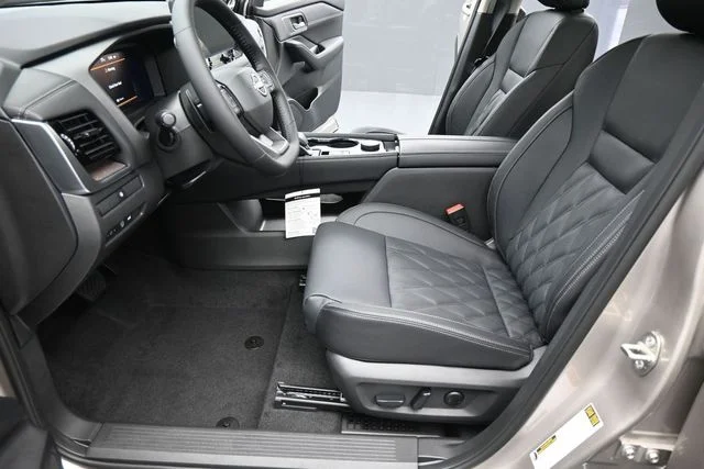 New 2026 Champagne Silver Metallic / Super Black Two-tone Nissan Platinum image 31