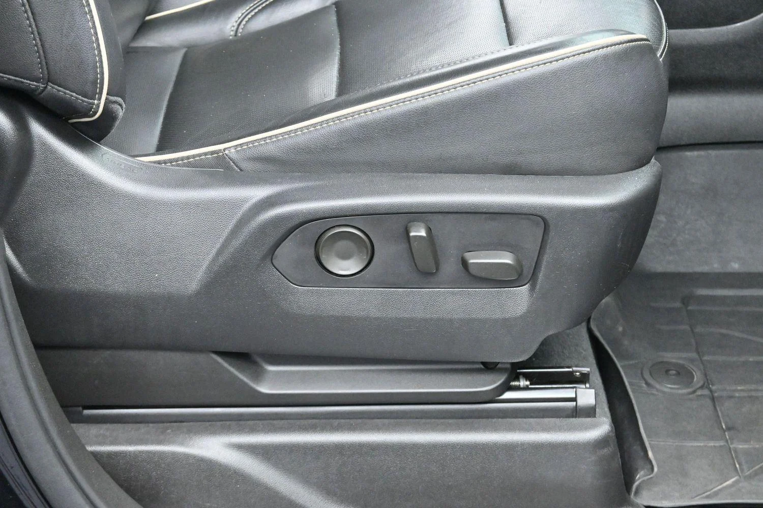 Used 2021 BLACK Chevrolet Premier image 37