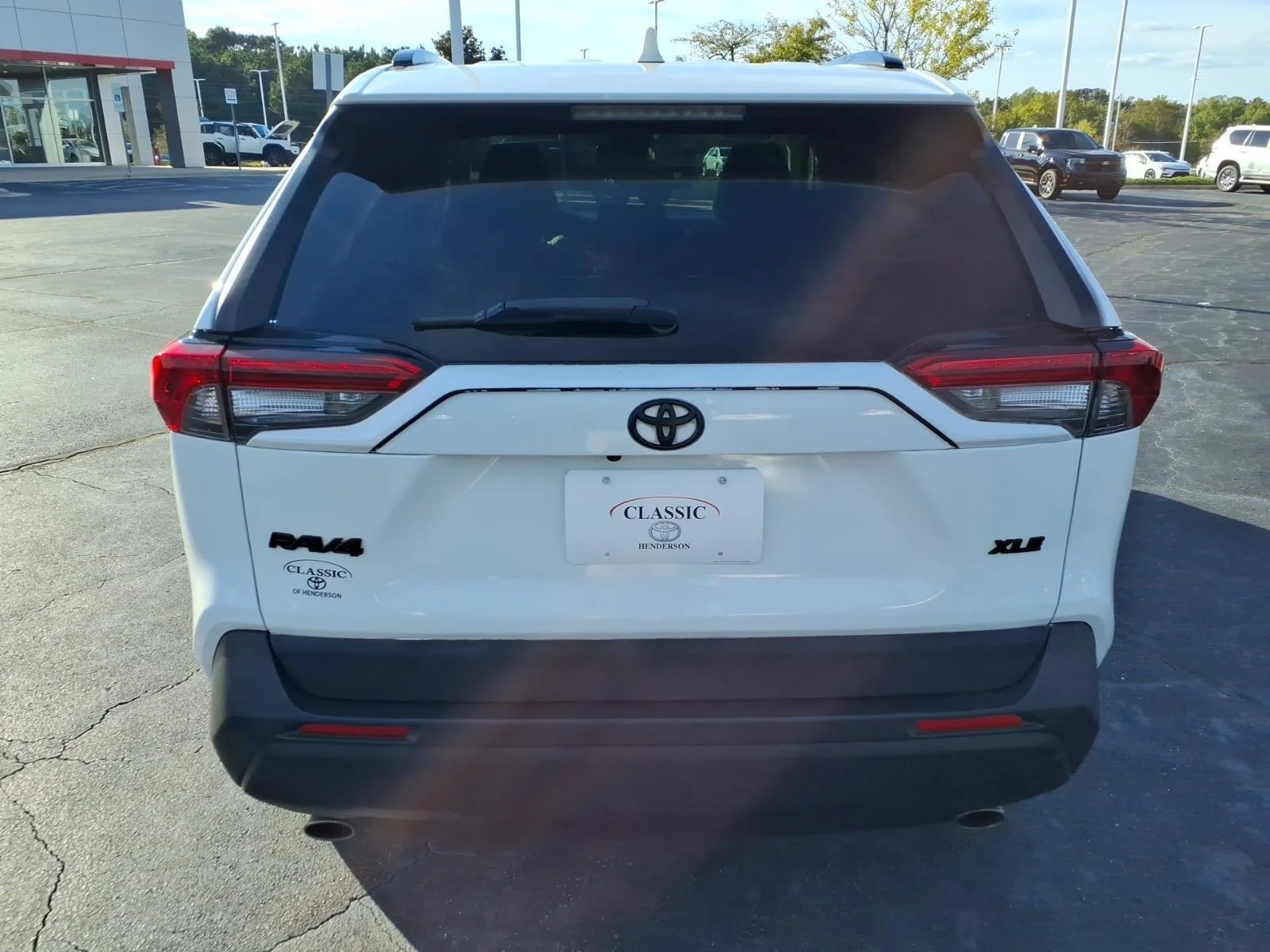 Used 2020 Super White Toyota XLE Premium image 10