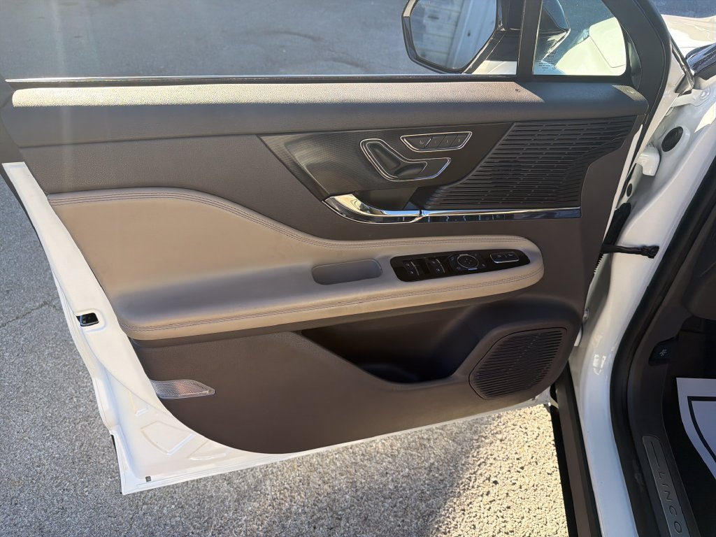 Used 2022 White Lincoln Standard image 12