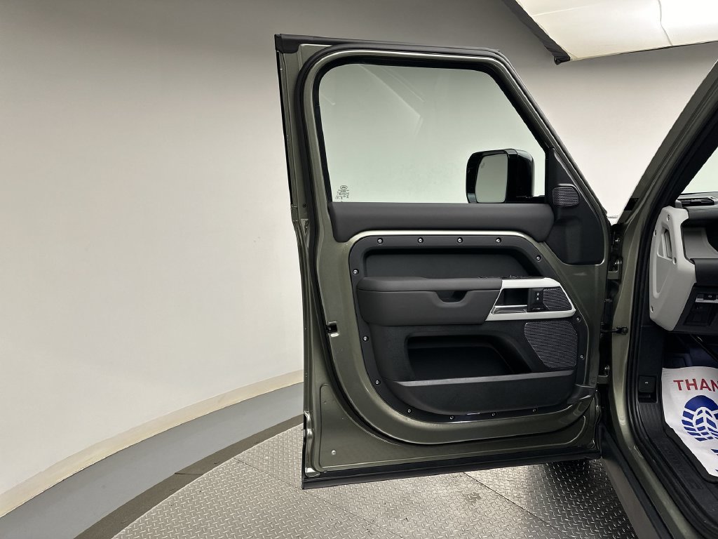 Used 2024 Pangea Green Metallic Land Rover S image 5