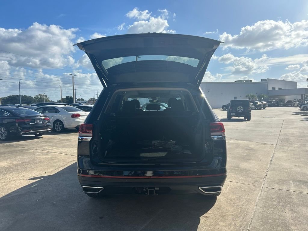 New 2026 Black Volkswagen SE w/Technology image 39