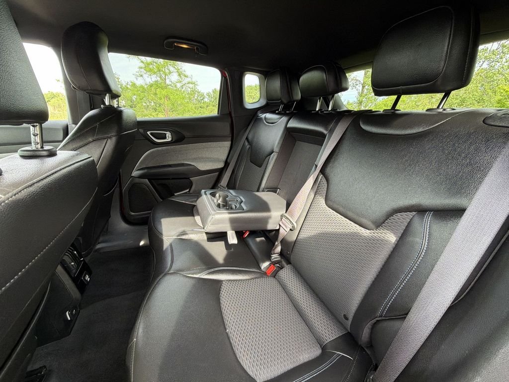 Used 2024  Jeep Latitude image 25
