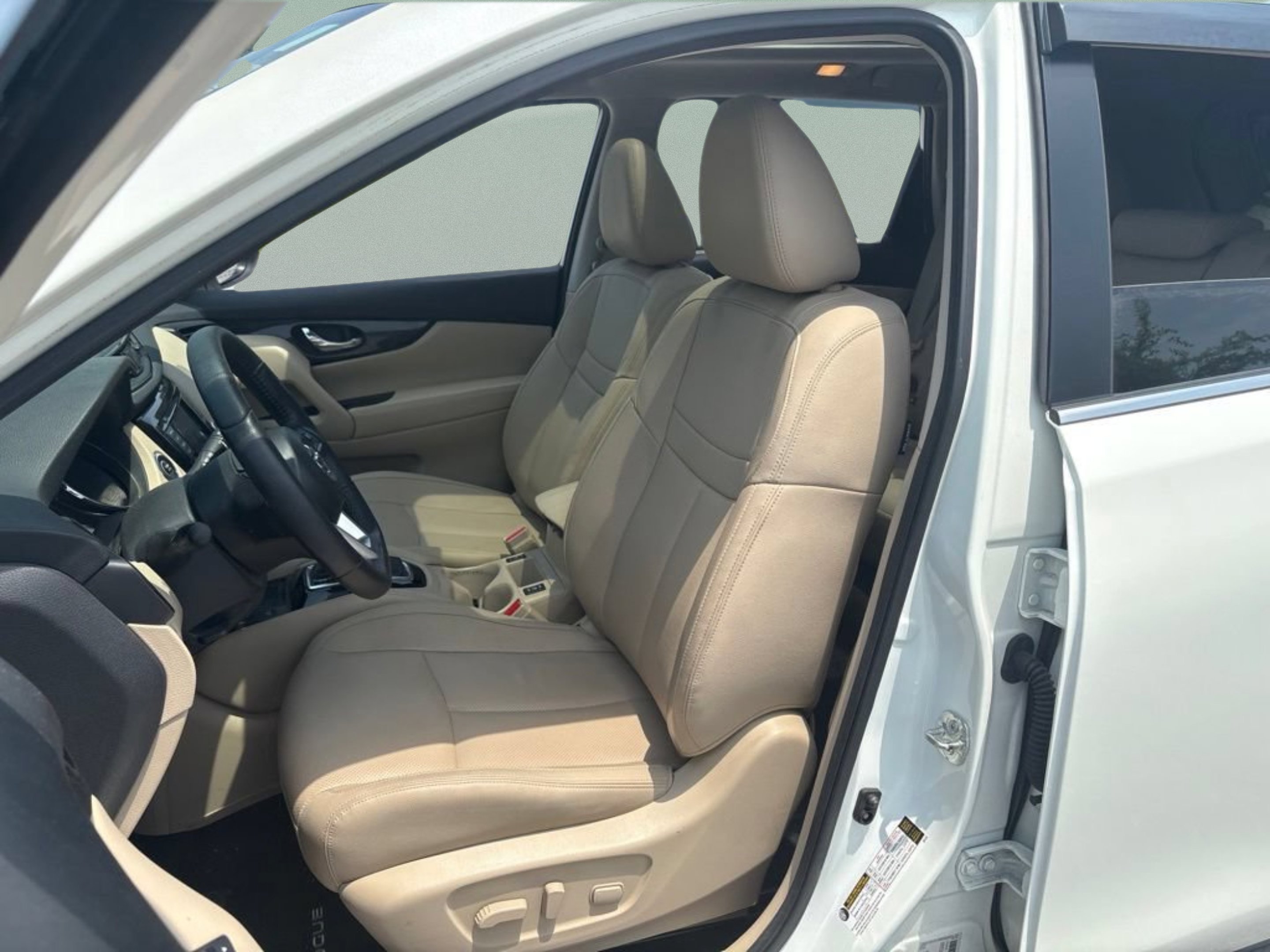 Used 2020 Pearl White Tricoat Nissan SL image 16