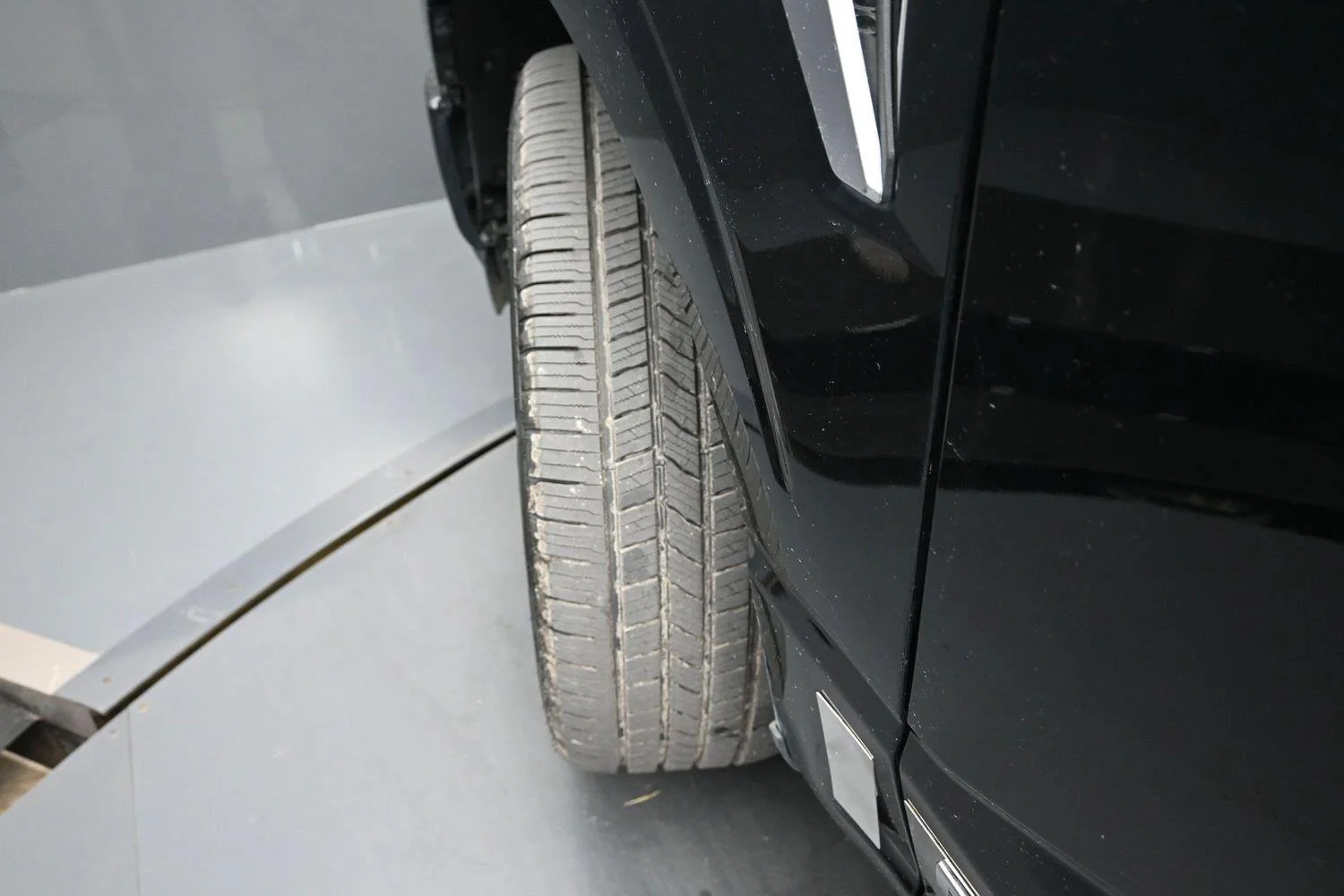 Used 2025 Agate Black Ford Platinum image 5