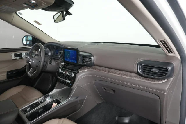 Used 2021 Star White Ford Platinum image 18