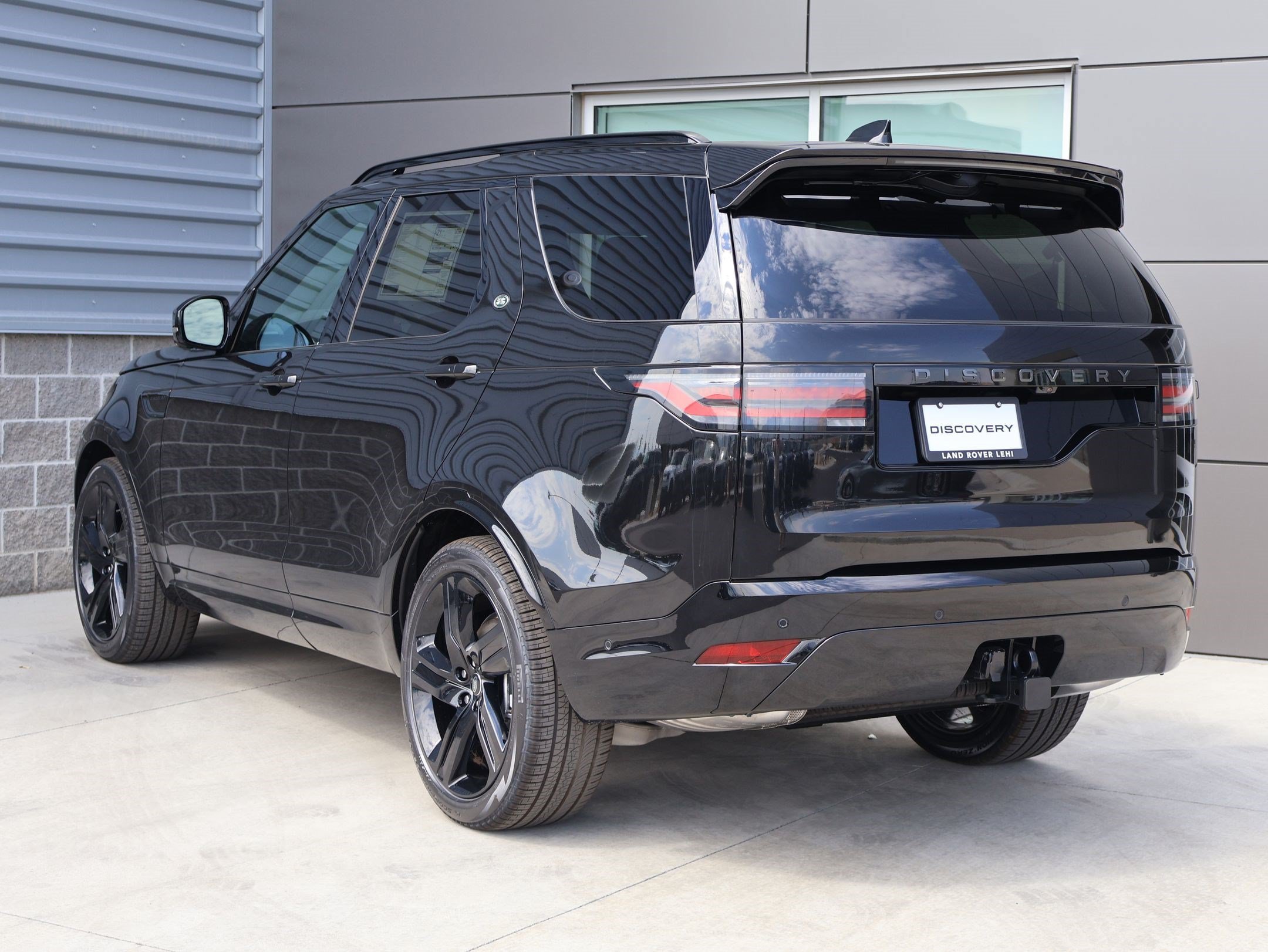 New 2026 Santorini Black LAND ROVER Dynamic SE image 8