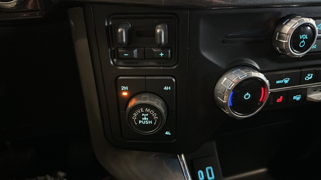 Used 2023 Oxford White Ford XLT image 27