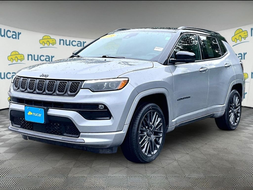 Used 2023 Silver Jeep Limited image 3