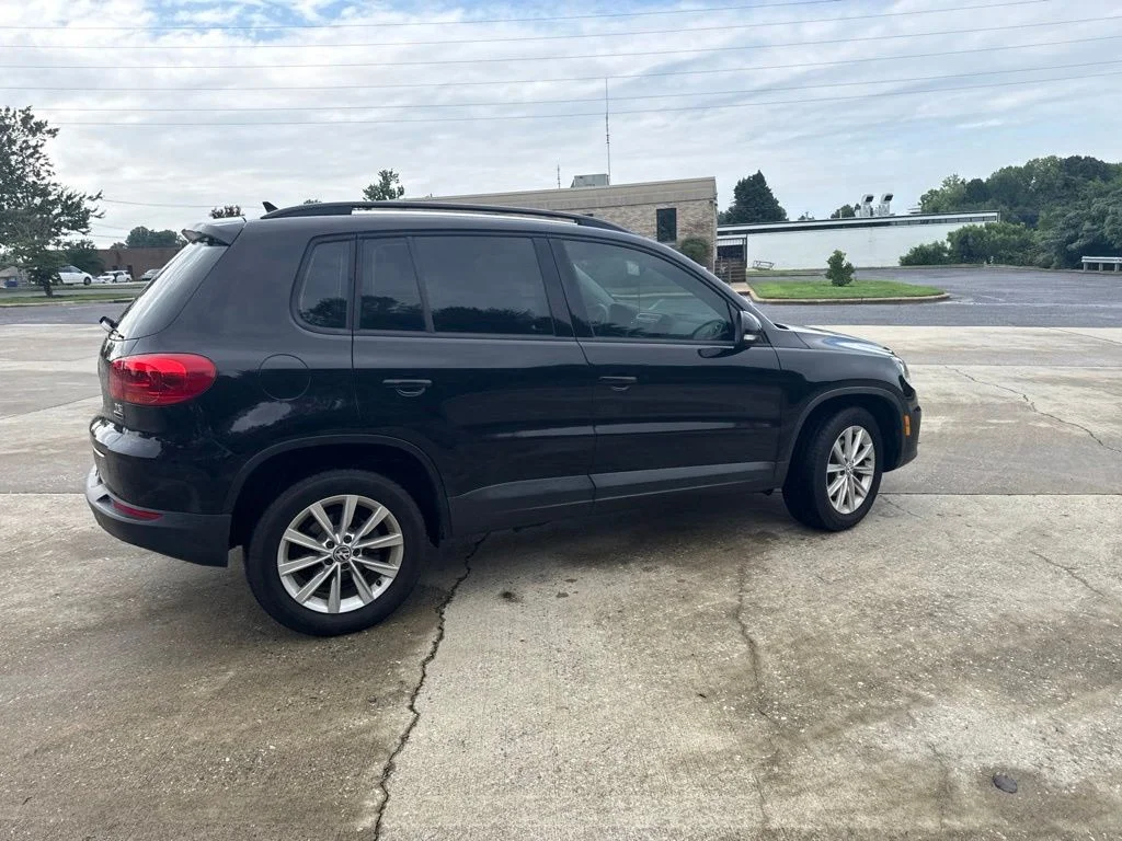 Used 2018  Volkswagen 2.0T image 12
