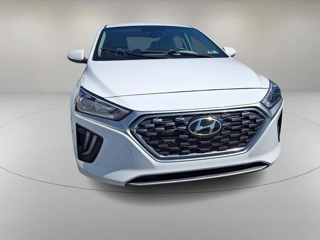 Used 2020 White Hyundai SE image 2