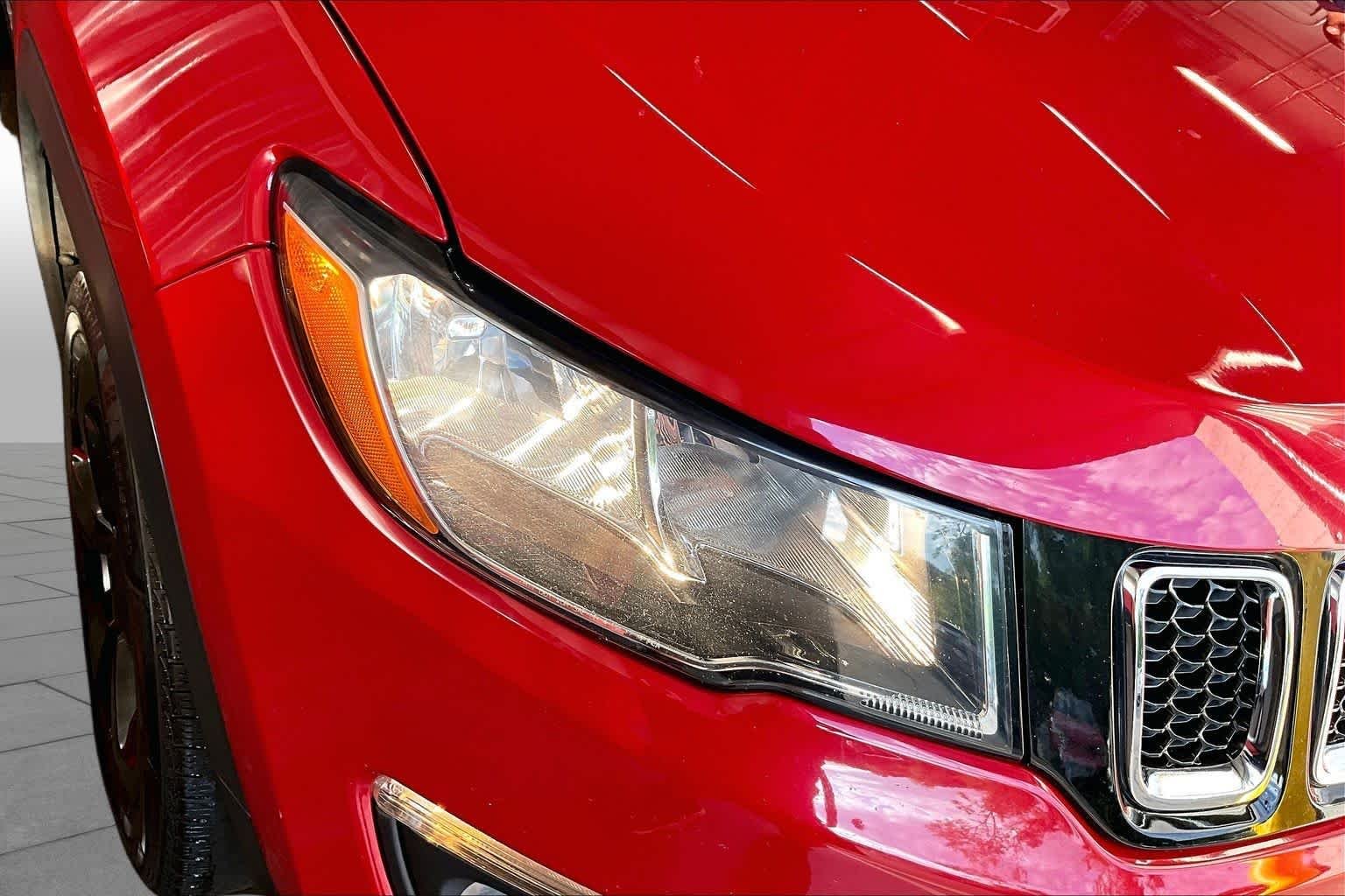 Used 2018 Redline Pearlcoat Jeep Latitude image 27