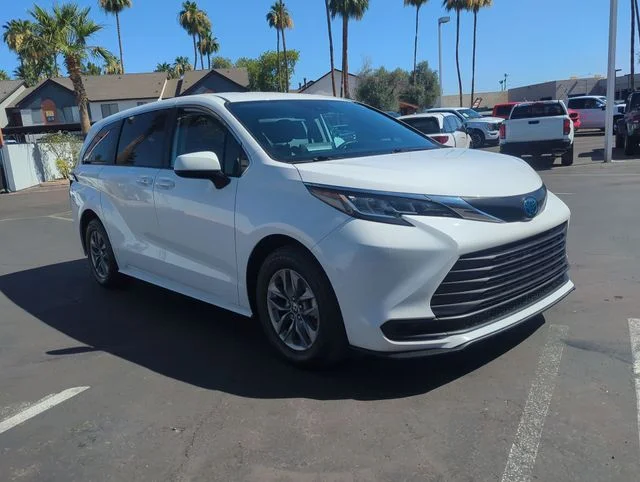 2022 Toyota Sienna LE 8-Passenger Hybrid FWD's photo