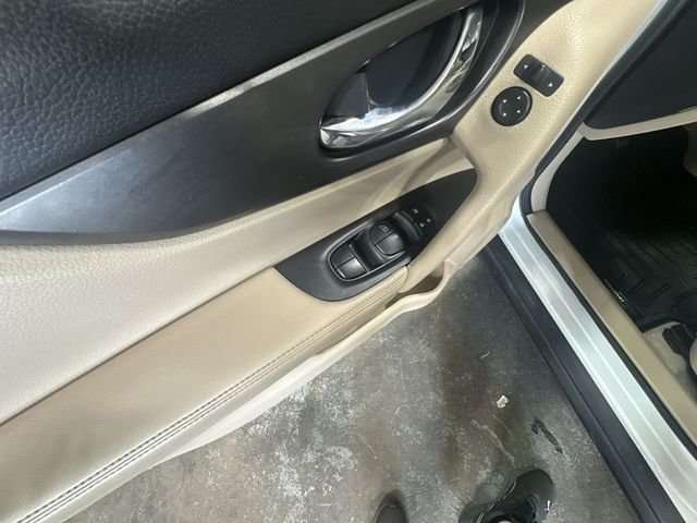 Used 2015 Glacier White Nissan S image 19