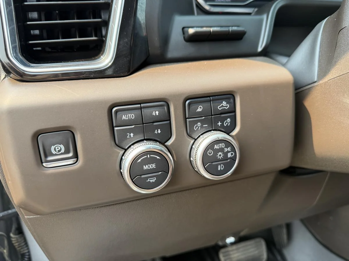 Used 2025 Silver GMC Denali image 31