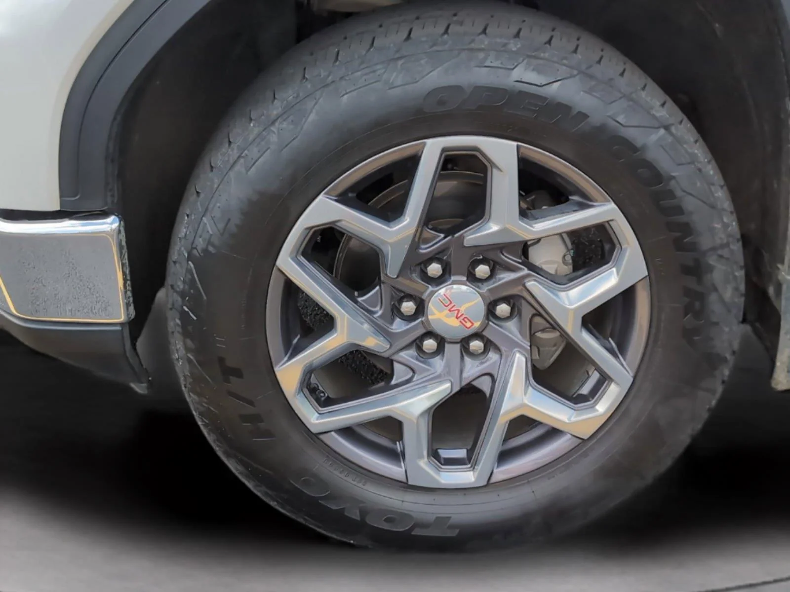 Used 2022 White Frost Tricoat GMC SLT image 36