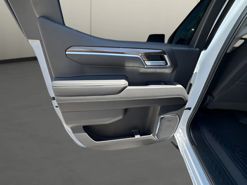 New 2026 Summit White Chevrolet RST image 29