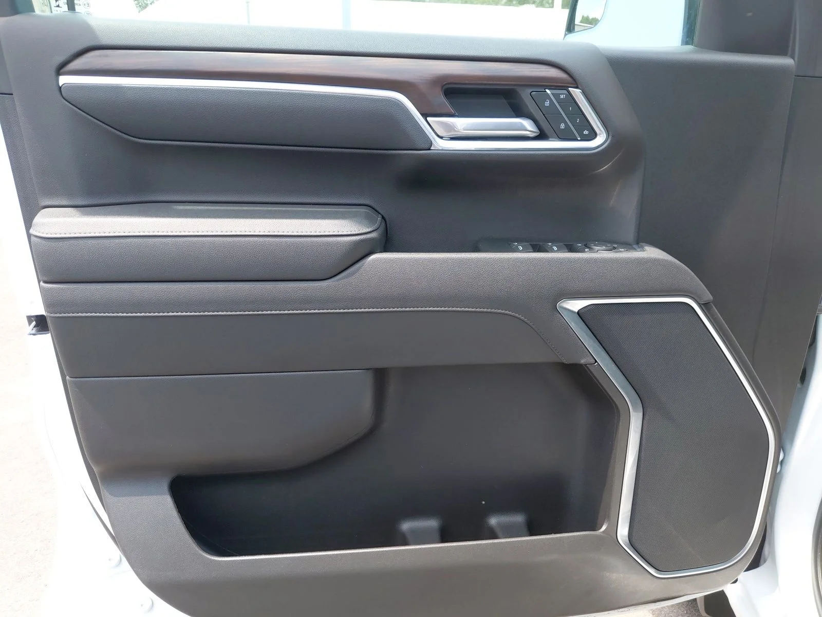 Used 2025 White GMC SLT image 19