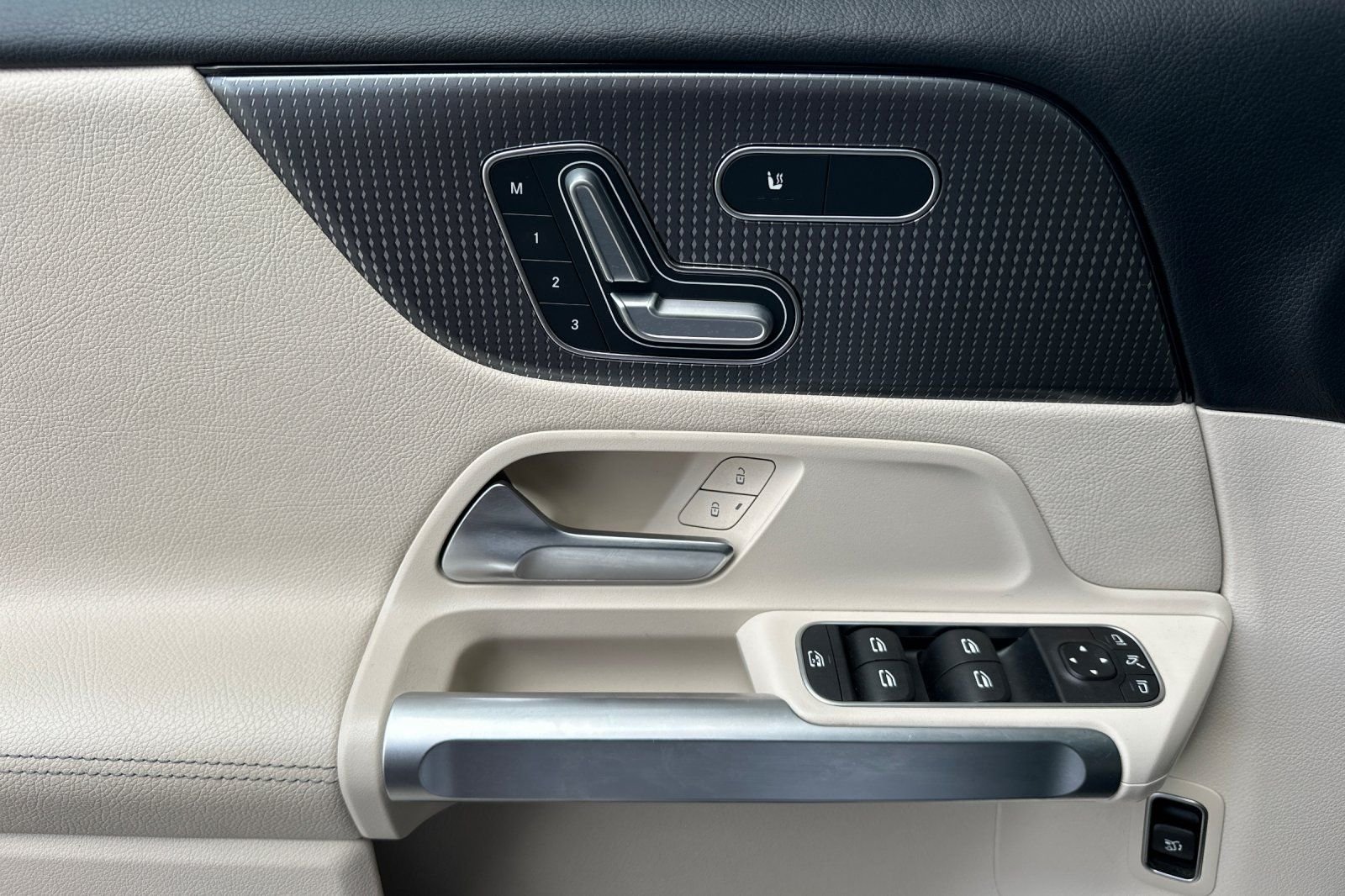 Used 2022 Gold Mercedes-Benz GLB 250 image 11