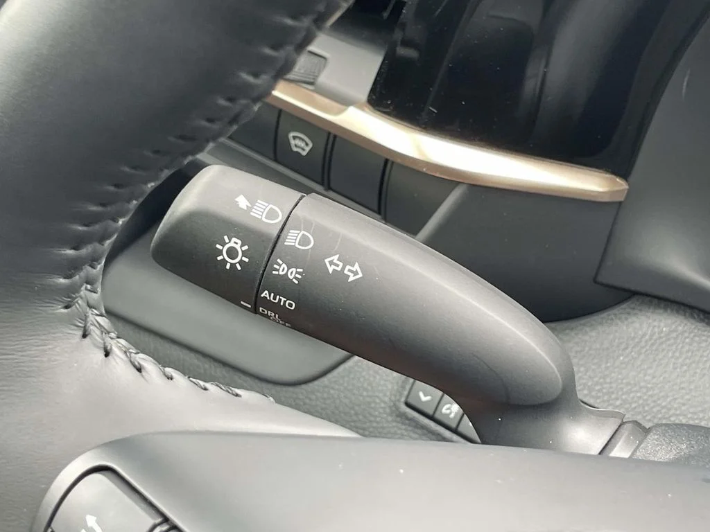2023 Toyota Crown Limited - Photo 18