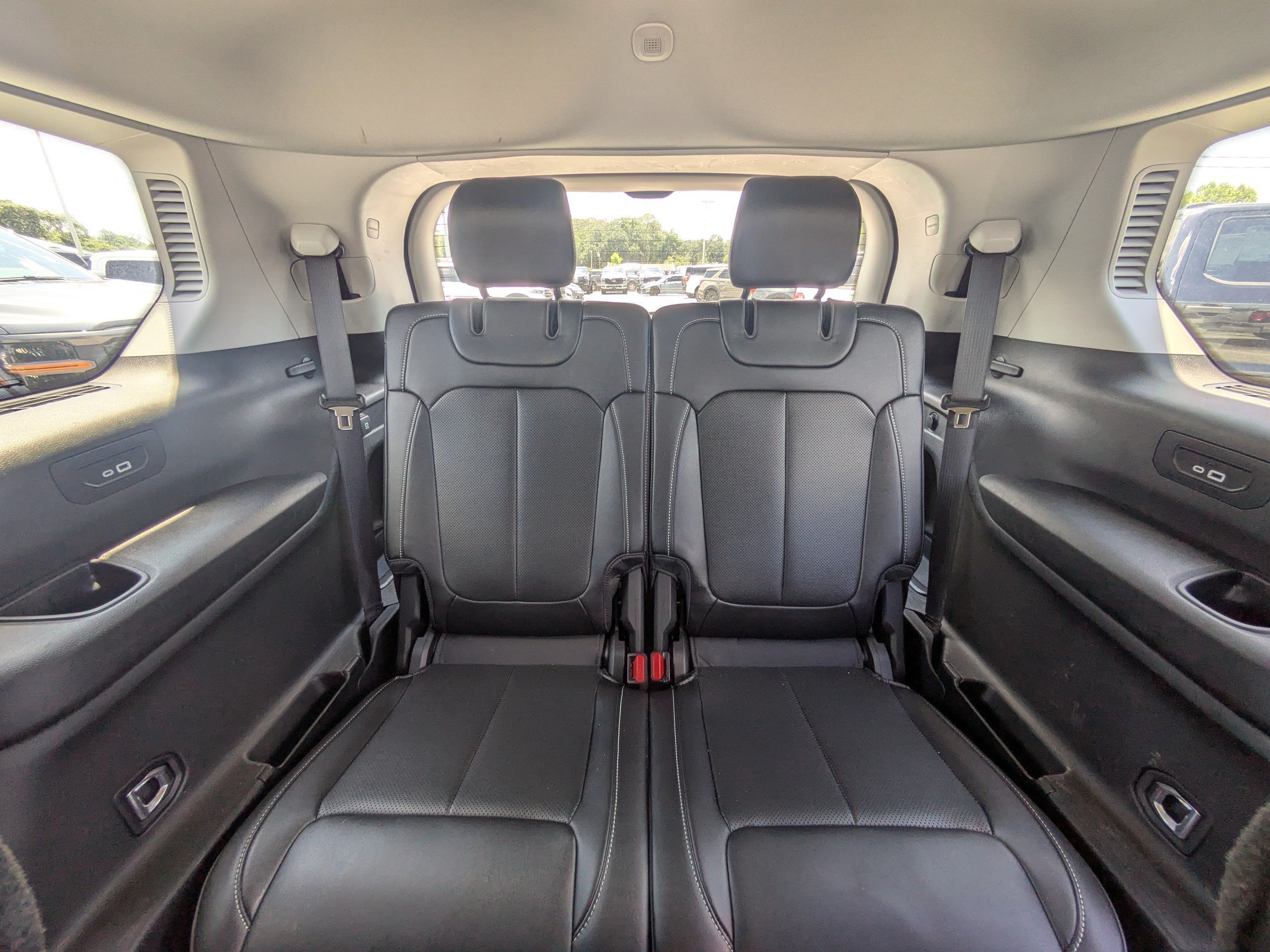 Used 2023 Midnight Sky Jeep Limited image 15
