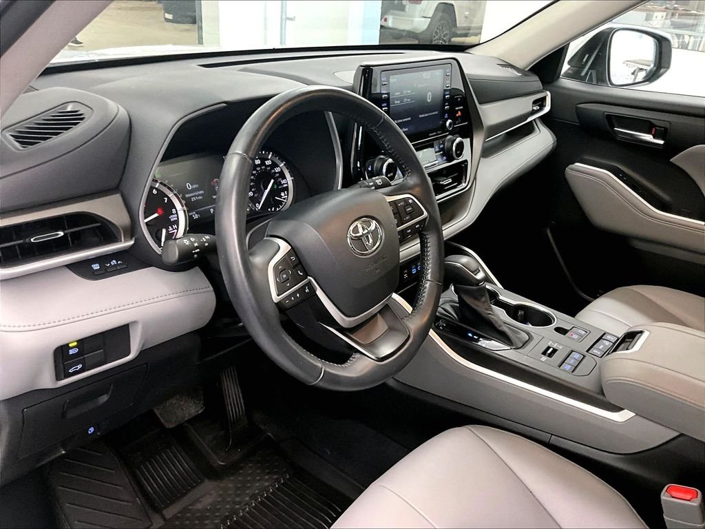 Used 2022 Pearl Toyota XLE image 8