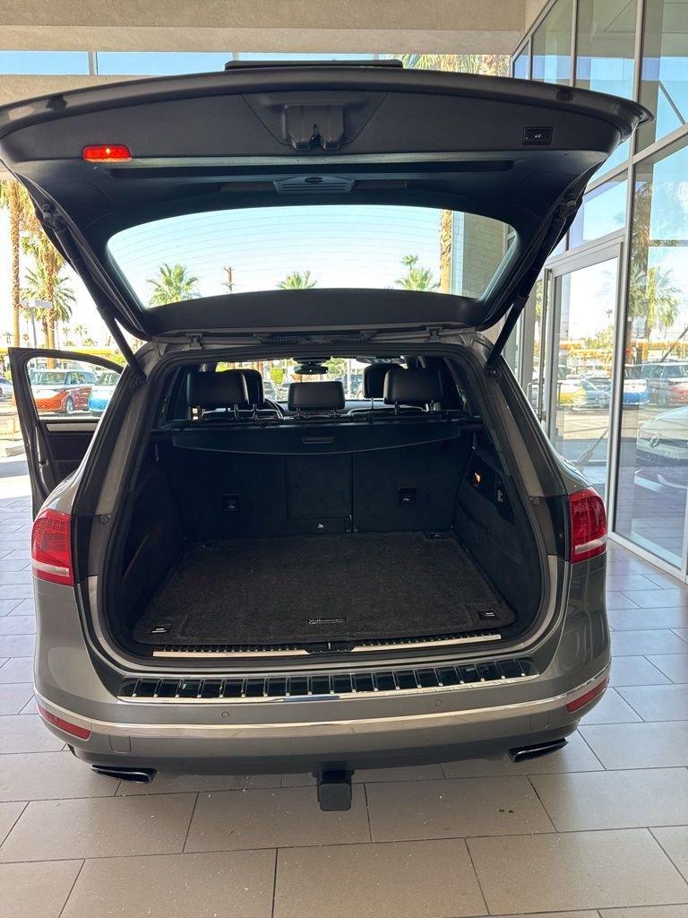 Used 2017 Gray Volkswagen V6 image 11