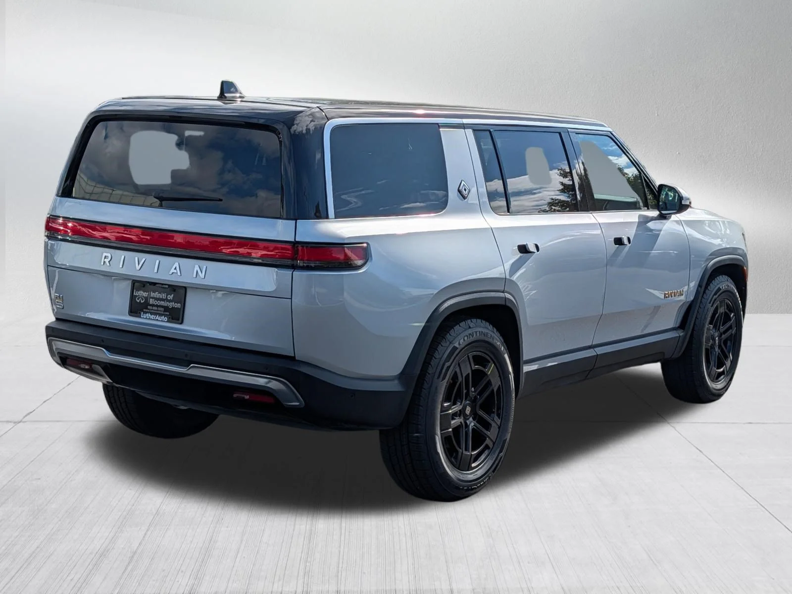 Used 2023 LA Silver Rivian Adventure image 7