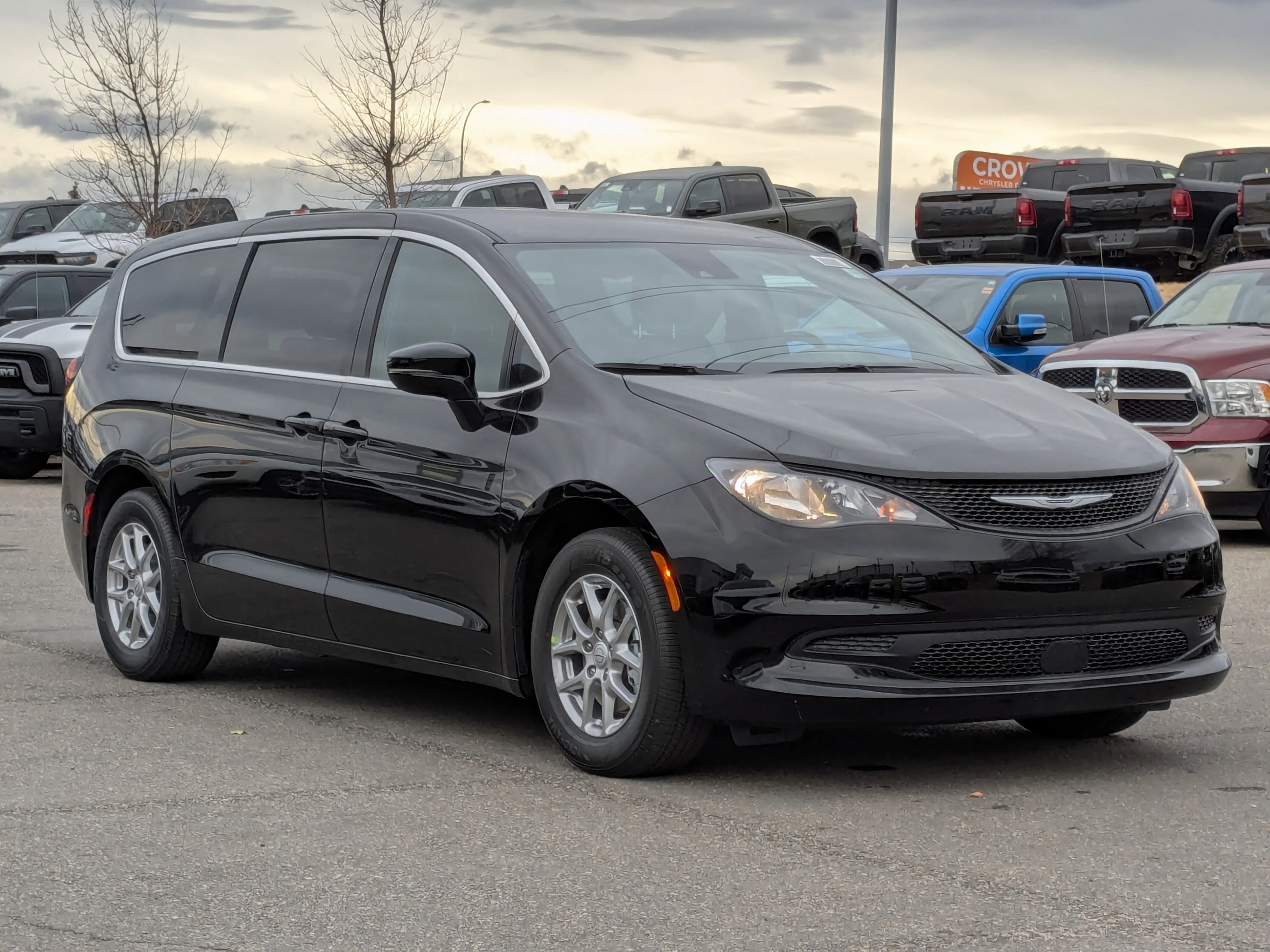 New 2026 Black Chrysler SXT - Power Liftgate - Power Sliding Doors - Leather - Remote Start image 2
