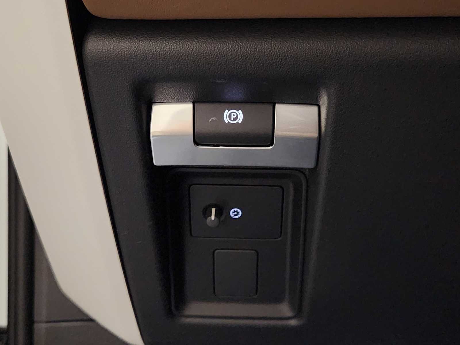 New 2026 Fuji White Land Rover S image 22