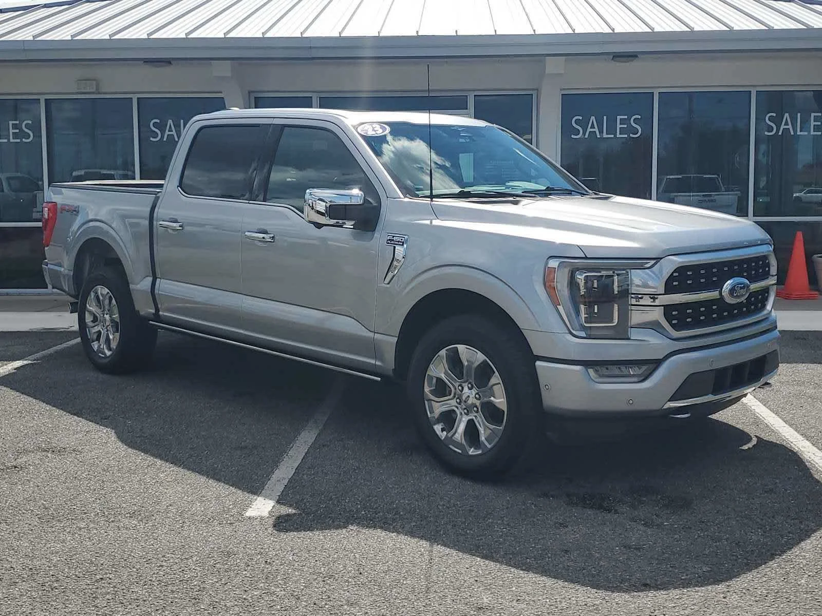 Used 2023  Ford XL image 9