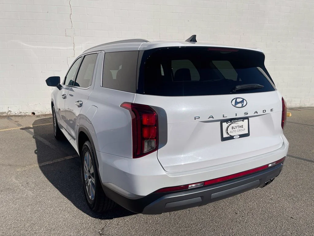 Used 2025 White Hyundai SEL image 4