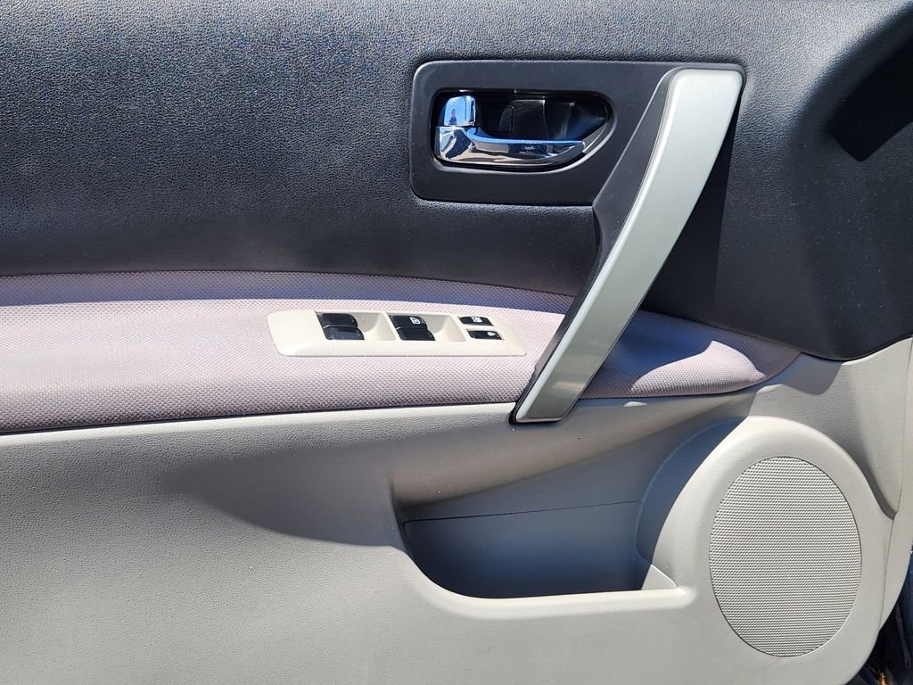 Used 2013 Blue Nissan SV image 18