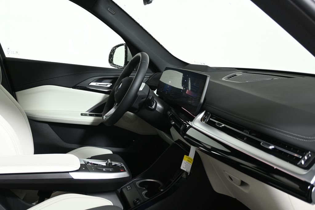 New 2026 White Metallic BMW xDrive28i image 33