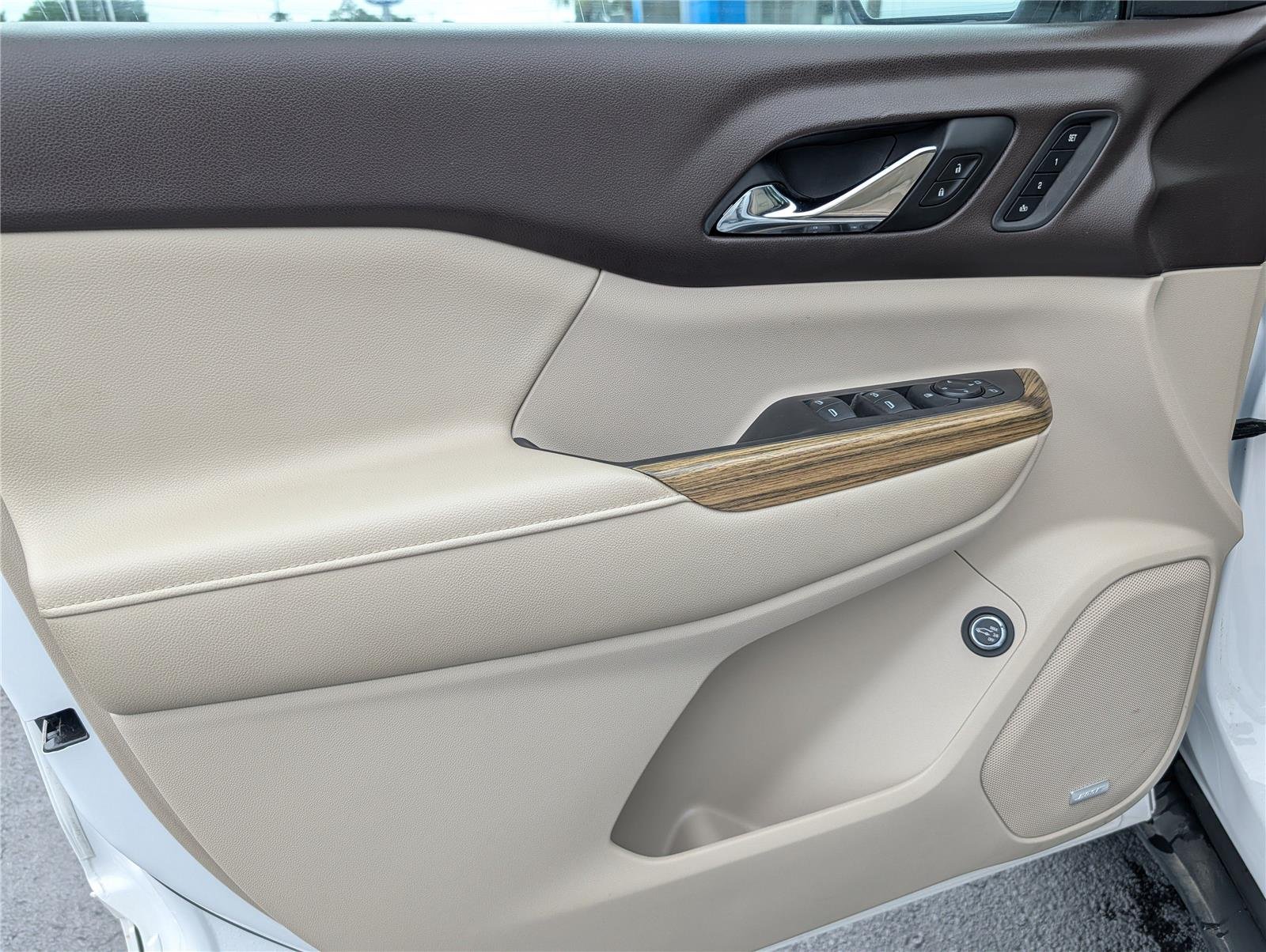 Used 2018 White Frost Tricoat GMC Denali image 15