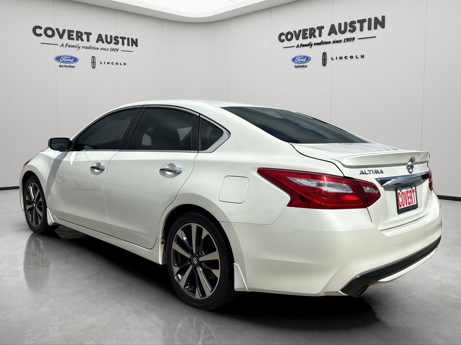 Used 2016 White Nissan 2.5 SR image 3