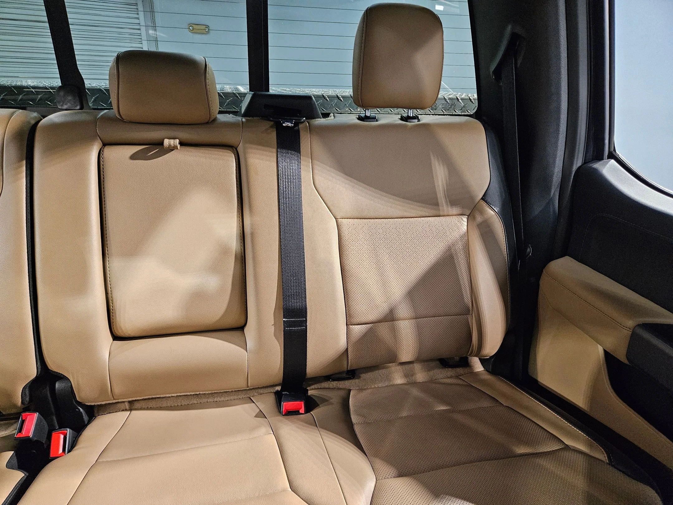 Used 2022 Smoked Quartz Metallic Tinted Clearcoat Ford LARIAT image 14