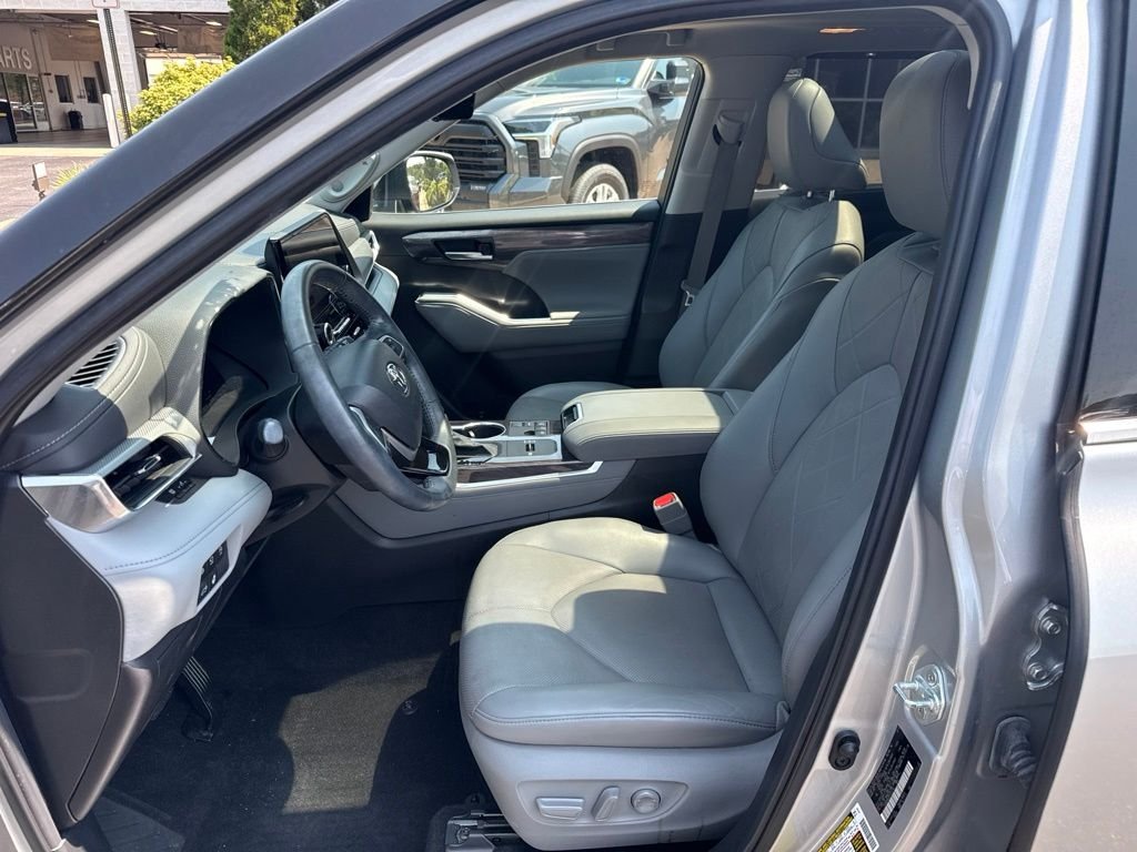Used 2023 Silver Toyota Platinum image 12