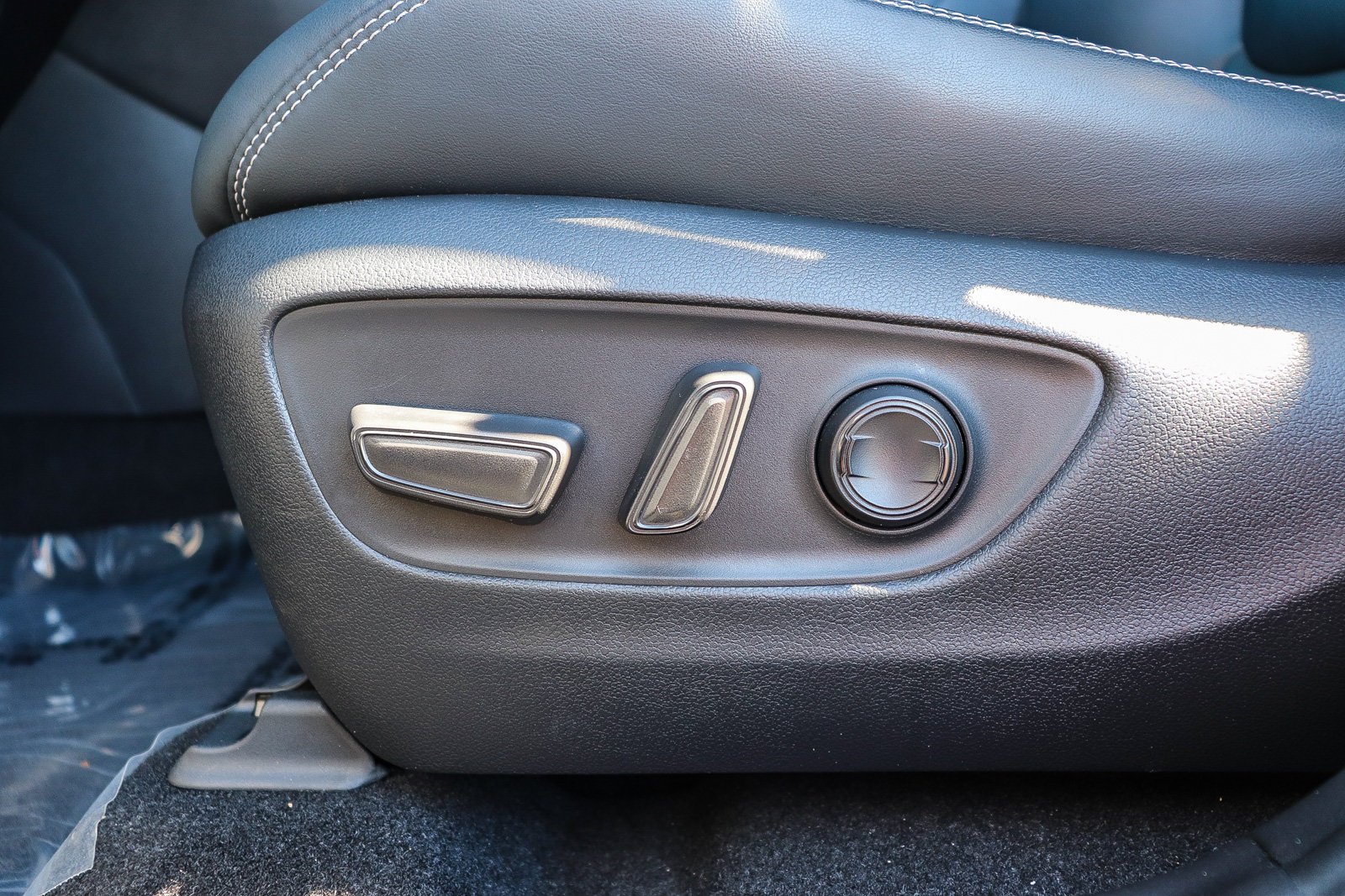 Certified Used 2025  Toyota XLE Premium image 21