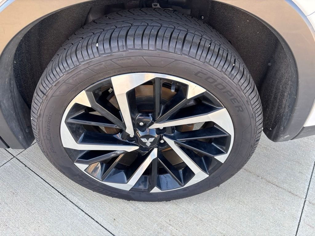 Used 2023 White Diamond Mitsubishi SE image 12